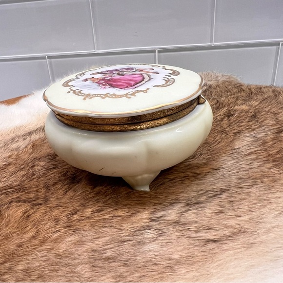 Vintage Porcelain Trinket Box Footed Handpainted Courting Couple Made in Japan - Picture 4 of 10